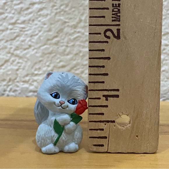 Vintage 1989 Hallmark Bluish Plastic Cat Holding Rose Flower Mini Figurine - Picture 8 of 9